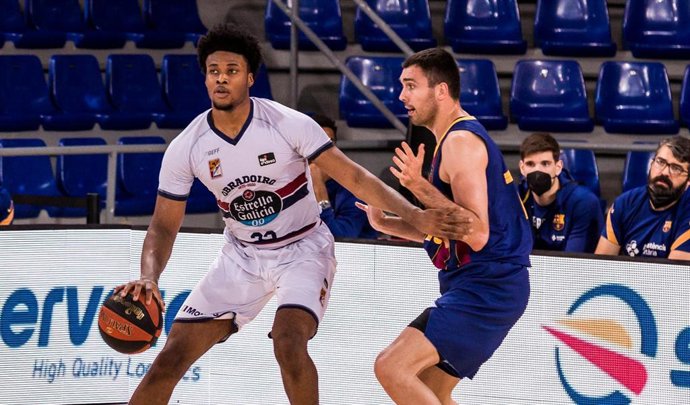 Archivo - Steven Enoch of Monbus Obradoiro in action against Pierre Oriola of Fc Barcelona during the Liga Endesa ACB match between Fc Barcelona  and Monbus Obradoiro at Palau Blaugrana on May 06, 2021 in Barcelona, Spain.