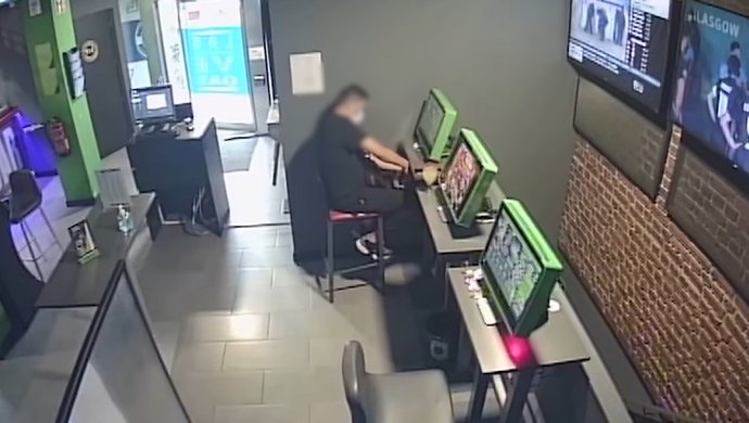 Archivo - Detenido por robar en salones de juego de Madrid 28.000 'cebando' las tragaperras y robando sus cajetines