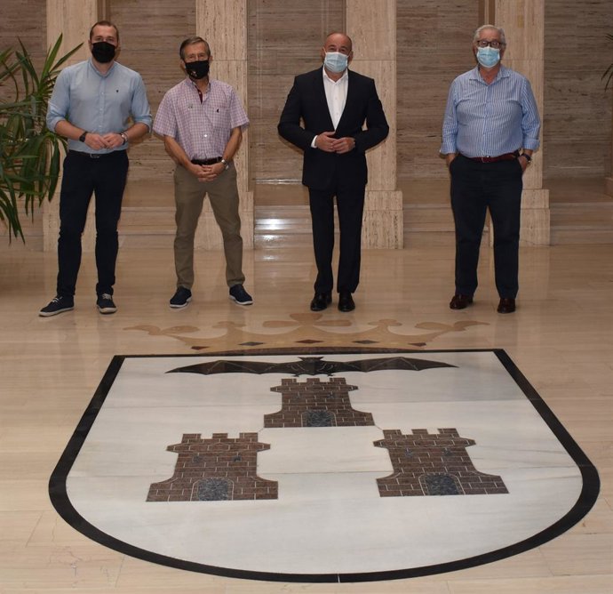 El alcalde de Albacete, Emilio Sáez, y el concejal de Participación, Manuel Martínez, se han reunido con dos representantes de la Asociación Cultural Albacete en Madrid, Emilio Martínez y Patricio Morcillo.