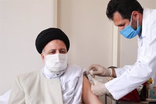 Ebrahim Raisi, presidente de Irán, recibe la primera dosis de la vacuna contra la COVID-19