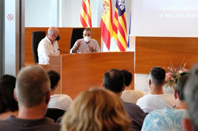El vicepresidente del Govern, Juan Pedro Yllanes, y el director general de Energía y Cambio Climático, Pep Malagrava, en una rueda de prensa en Ibiza.