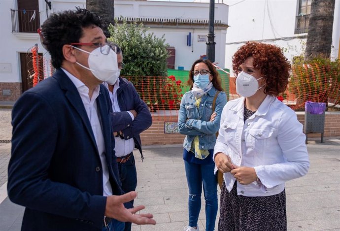 La presidenta de la Diputación de Huelva, María Eugenia Limó, en Alosno durante su recorrido 'Pueblo a pueblo' por toda la provincia en estos últimos meses.