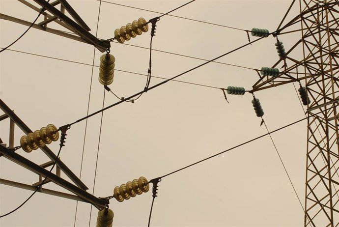 Archivo - Recursos Electricidad. Tendido Eléctrico