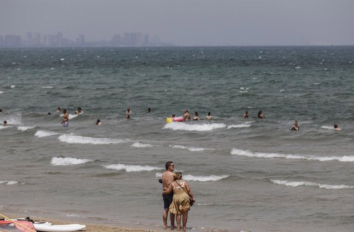 Archivo - Bañistas en la Playa de la Malvarrosa en un día de alerta roja por altas temperaturas, a 12 de julio de 2021, en Valencia