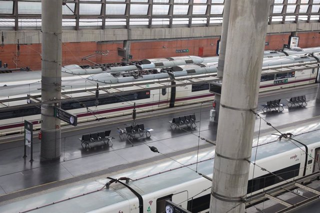 Archivo - Varios trenes estacionados en la estación de Atocha 