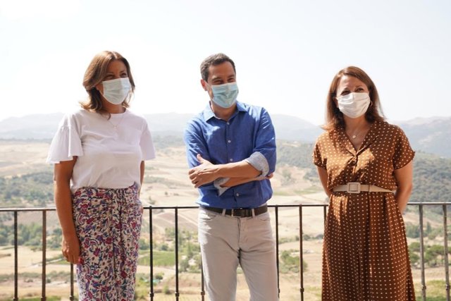 El presidente andaluz, Juanma Moreno, visita Ronda (Málaga) con la alcaldesa, María Paz Fernández (izquierda) y la delegada de la Junta de Andalucía en Málaga, Patricia Navarro (derecha)
