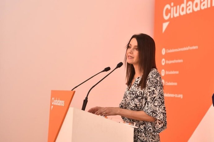 La presidenta de Cs, Inés Arrimadas, este jueves en rueda de prensa en Jerez de la Frontera (Cádiz).