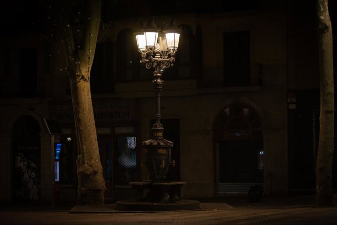 Archivo - Arxivo - Zona de la font de Canaletes buida a l'inici del toc de queda (Arxiu)