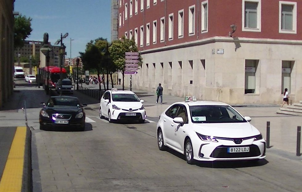 Archivo - Taxis en Zaragoza.