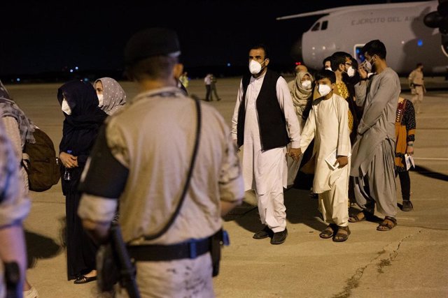 Varias personas repatriadas llegan a la pista tras bajarse del avión A400M en el que ha sido evacuados de Kabul