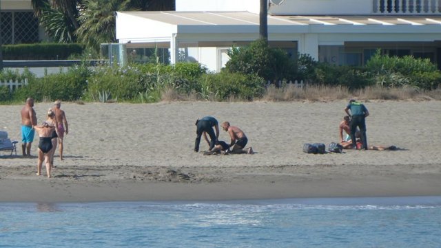 Dos agentes de la Policía Nacional fuera de servicio inmovilizan a dos personas y tres bultos de droga en una playa de EStepona hasta la llegada de la Guardia Civil