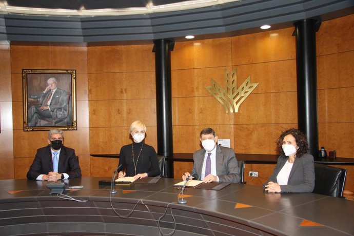 La directora de Andalucia Emprende, Rosa Siles,  durante la firma del convenio suscrito por la entidad y Caja Rural de Granada en febrero de 2021.