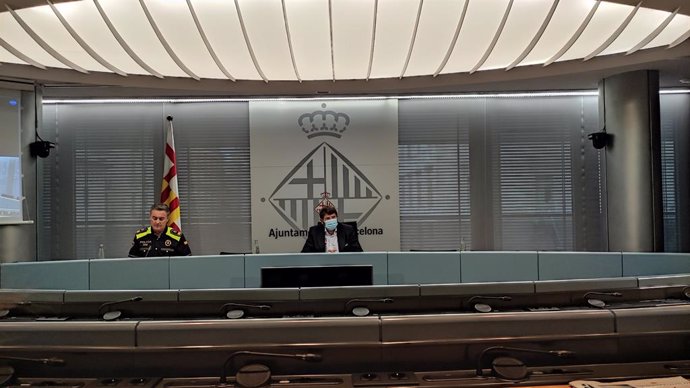 L'intendent major de la Gurdia Urbana de Barcelona, Pedro Velázquez, i el tinent d'alcalde de Seguretat de Barcelona, Albert Batlle, en roda de premsa.