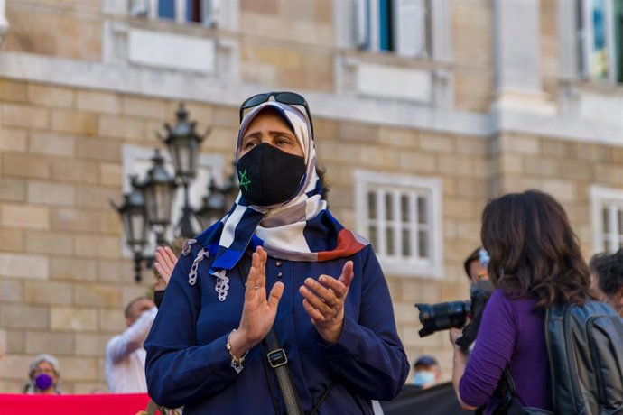 Una mujer en una concentración en solidaridad con las mujeres y niñas afganas en la plaza de Sant Jaume de Barcelona, a 18 de agosto de 2021, en Barcelona, Cataluña (España).