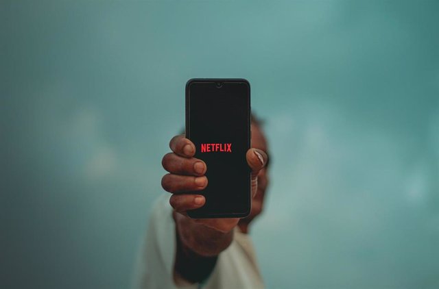 Archivo - App de Netflix en un móvil.