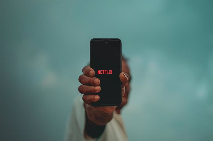 Archivo - App de Netflix en un móvil.