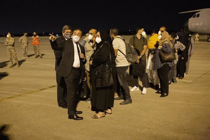  José Luis Escrivá y José Manuel Albares, reciben a los pasajeros del avión A400M