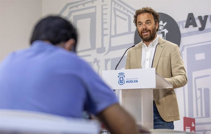 El teniente alcalde de Cultura del Ayuntamiento de Huelva, Daniel Mantero, en rueda de prensa.