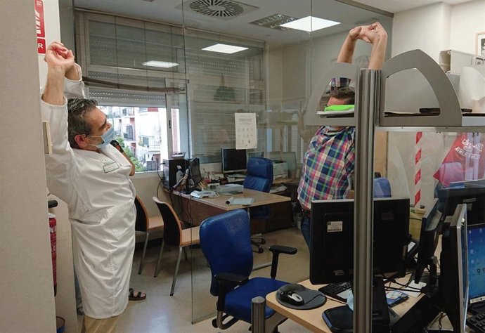 Ejercicios realizados por la plantilla del Virgen del Rocío dentro de un programa de promoción de la salud laboral.