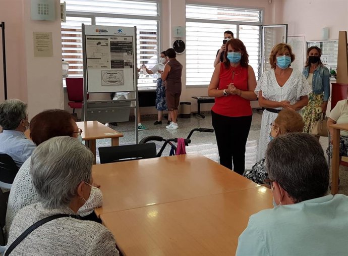 La consejera de Ciudadanía y Derechos Sociales del Gobierno de Aragón, María Victoria Broto, visita el Hogar de Mayores del IASS de Valdefierro.