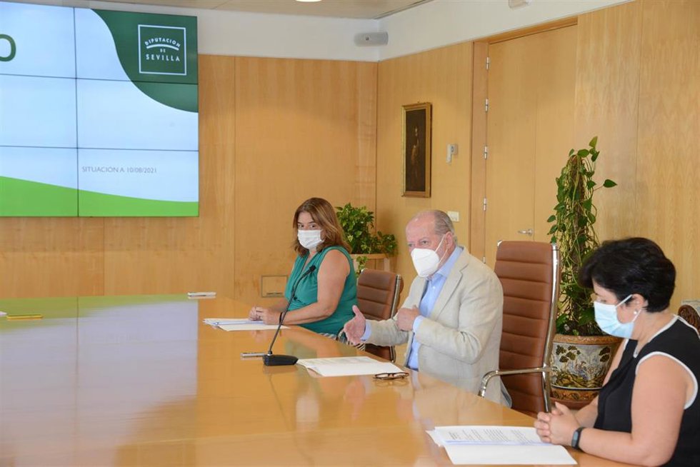 El presidente de la Diputación de Sevilla, Fernando Rodríguez Villalobos, evaluando la situación del Plan Contigo en una imagen de archivo