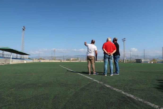 El Ayuntamiento de Santa Eugnia sustituye el alumbrado de las cuatro torres del campo de fútbol por uno más sostenible.