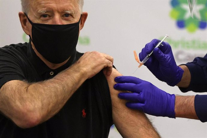 Archivo - Joe Biden recibe la segunda dosis de la vacuna el 11 de enero