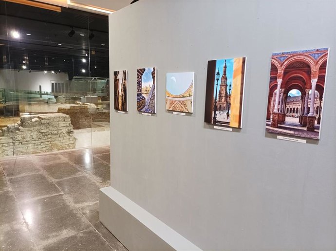 La exposición 'SevillaJPG', en la Sala Antiquarium de Sevilla.