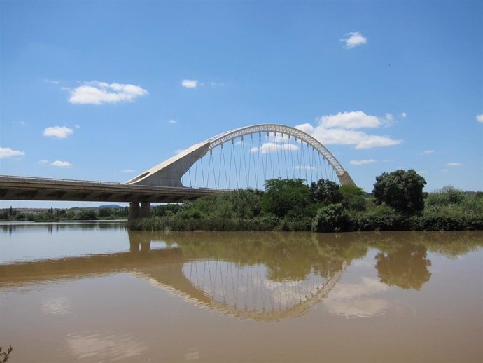 Archivo - Imagen de archivo del río Guadiana a su paso por Mérida