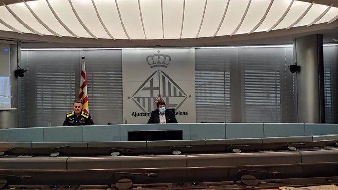 El intendente mayor de la Guardia Urbana de Barcelona, Pedro Velázquez, y el teniente de alcalde de Seguridad de Barcelona, Albert Batlle, en rueda de prensa.