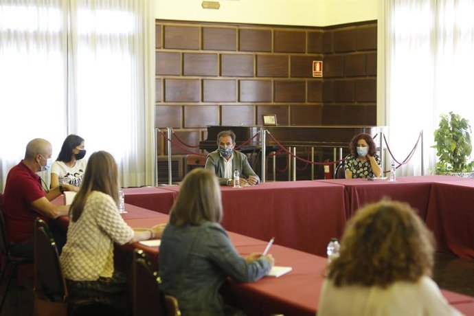 El consejero municipal de Acción Social y Familia del Ayuntamiento de Zaragoza, Ángel Lorén, se ha reunido con las entidades sociales que participan en el programa de refugiados.
