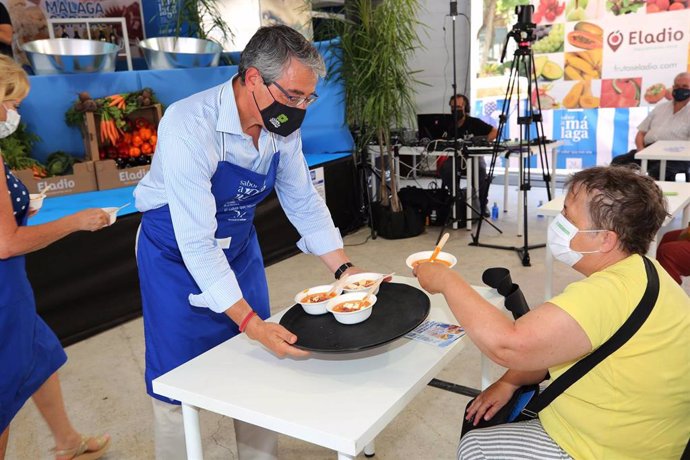 El presidente de la Diputación de Málaga, Francisco Salado, reparte degustaciones de la porra gigante elaborada con más de 100 kilos de tomate en el Gran Mercado Sabor a Málaga de la capital malagueña
