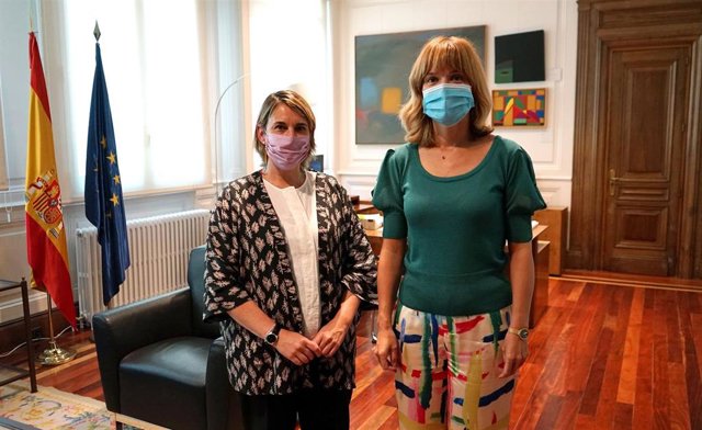 La ministra de Educación y Formación Profesional junto a la presidenta de COFAPA, Begoña Ladrón De Guevara.