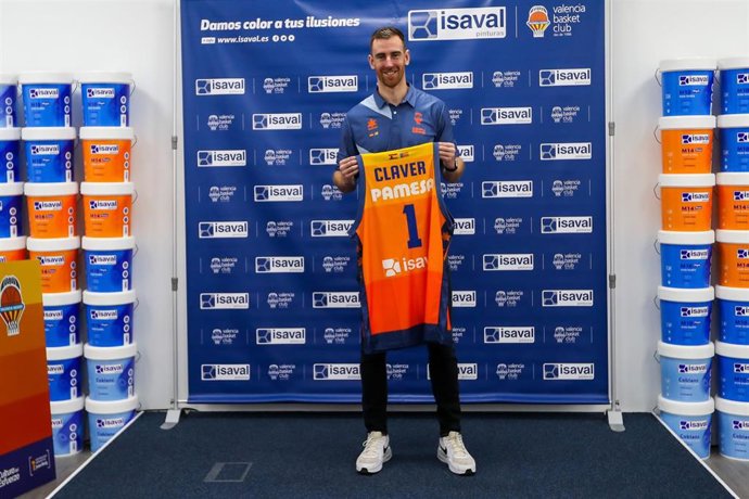 Víctor Claver en su presentación con el Valencia Basket