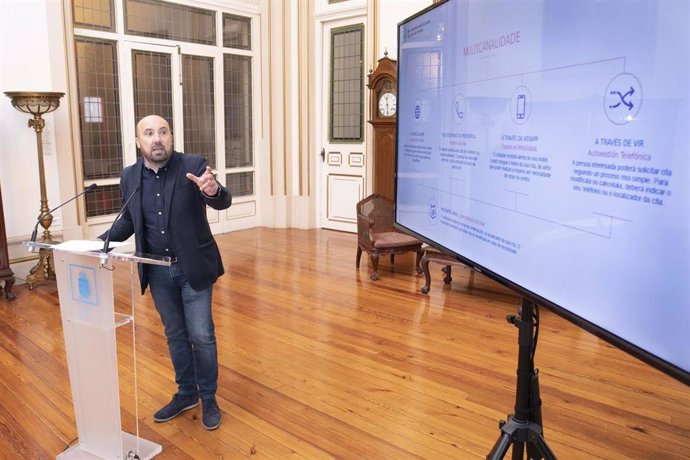 Archivo - El concejal de Economía de A Coruña, José Manuel Lage, presenta el nuevo sistema de cita previa