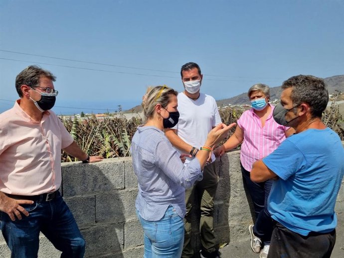 Alicia Vanoostende visita parcelas agrícolas afectadas en La Palma