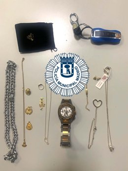 Detenido un menor que llevaba joyas "de la herencia de su abuela" que realmente habían sido robadas