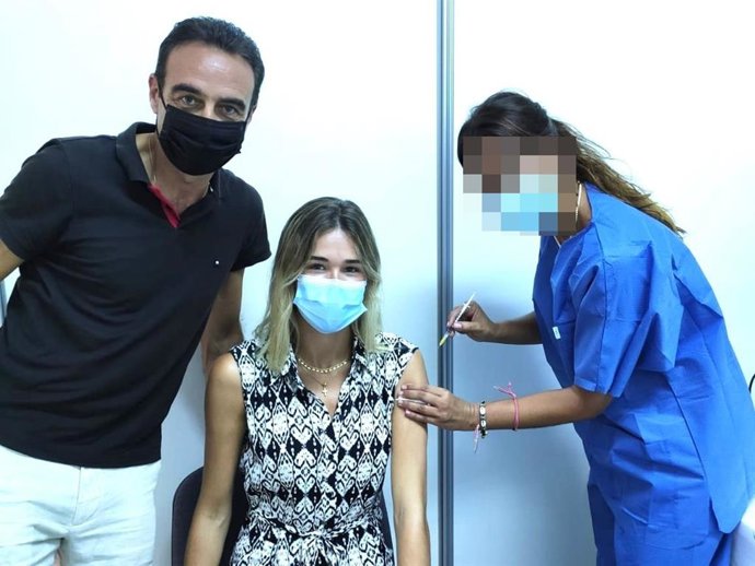 ENRIQUE PONCE Y ANA SORIA VACUNACIÓN