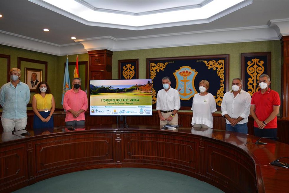 Presentación del primer torneo de golf solidario de la AECC en Nerja