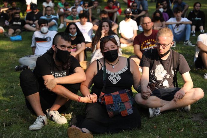 Archivo - Varias personas participan en un homenaje a Isaac, un joven asesinado el miércoles por la noche, en el Parque del Oeste