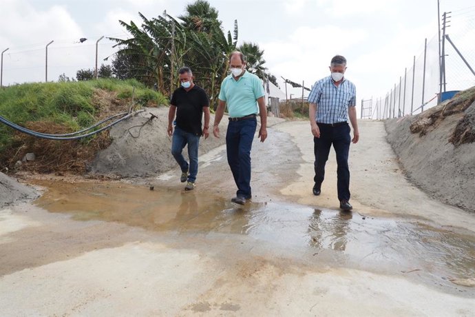 El alcalde de Palos de la Frontera, Carmelo Romero, y el concejal de Infraestructuras Agrarias, José Manuel Pérez, en su visita al camino Agua del Toro.