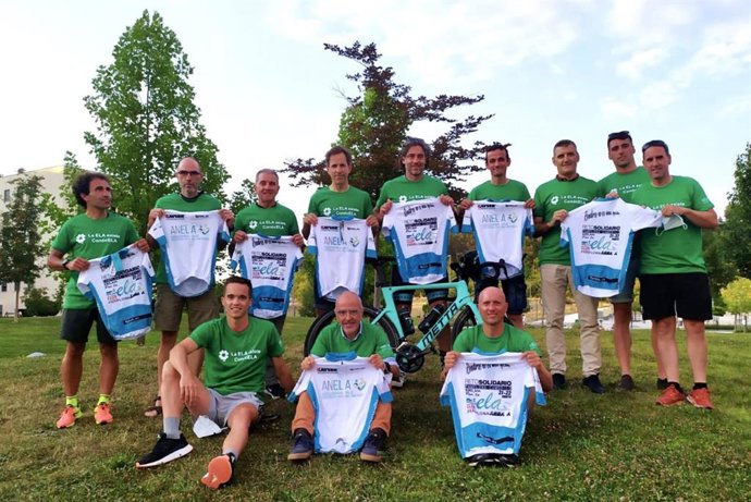 Ciclistas que participarán en el reto en favor de ANELA