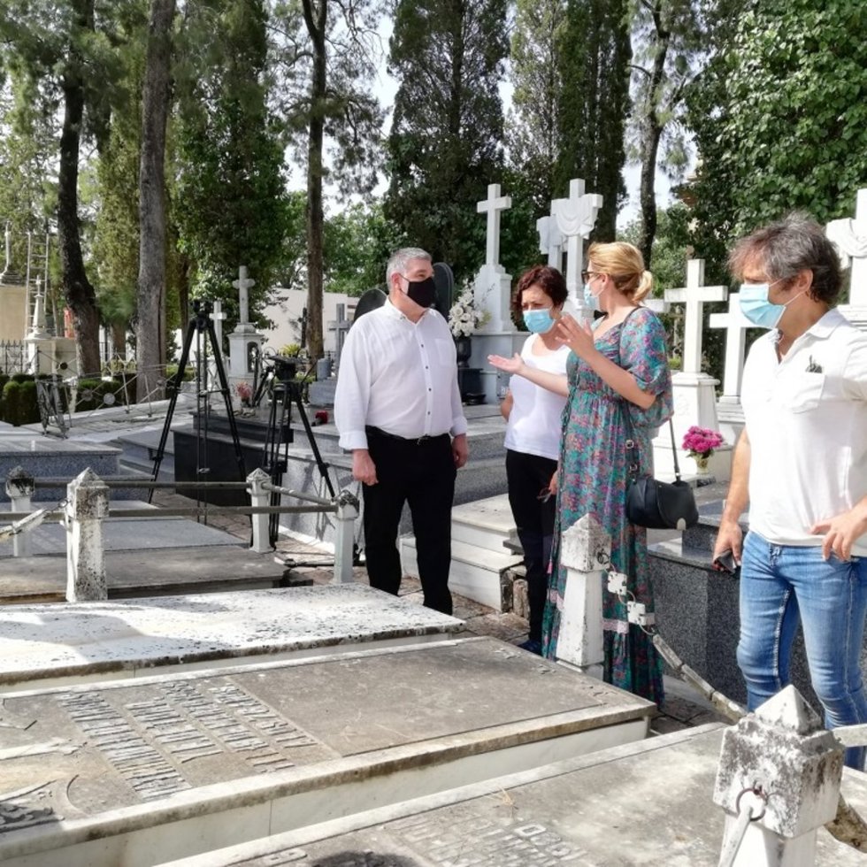El alcalde de Écija en el cementerio municipal
