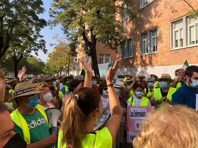 Concentración de vecinos de Ochavillo del Río y Guadalcázar ante la Delegación de Salud de la Junta por la falta de médicos en el mundo rural.