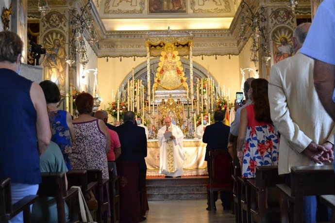 El obispo de Huelva, Santiago Gómez Sierra, durante la celebración de la Función del Voto del Rocío Chico en Almonte (Huelva).