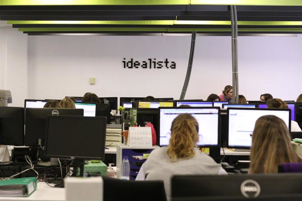 Archivo - Trabajadores de la empresa Idealista colocados en sus puestos de trabajo, en Madrid, (España).