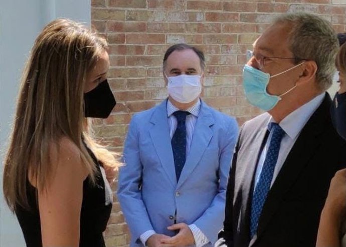 La coordinadora de Cs en Huelva y diputada provincial, María Ponce, junto al consejero naranja de Transformación Económica, Rogelio Velasco, y el delegado territorial del ramo, Antonio Augustín.