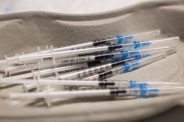 Archivo - Dosis de la vacuna de Pfizer en el Wizink Center.