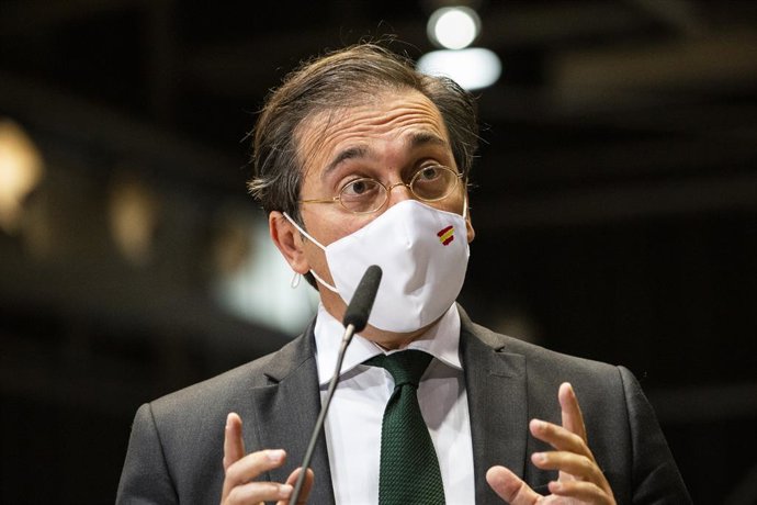 El ministro de Asuntos Exteriores, Unión Europea y Cooperación, José Manuel Albares, responde a los medios en el dispositivo puesto en marcha para recibir a los pasajeros del avión A400M tras su evacuación de Kabul, a 19 de agosto de 2021, en Torrejón d