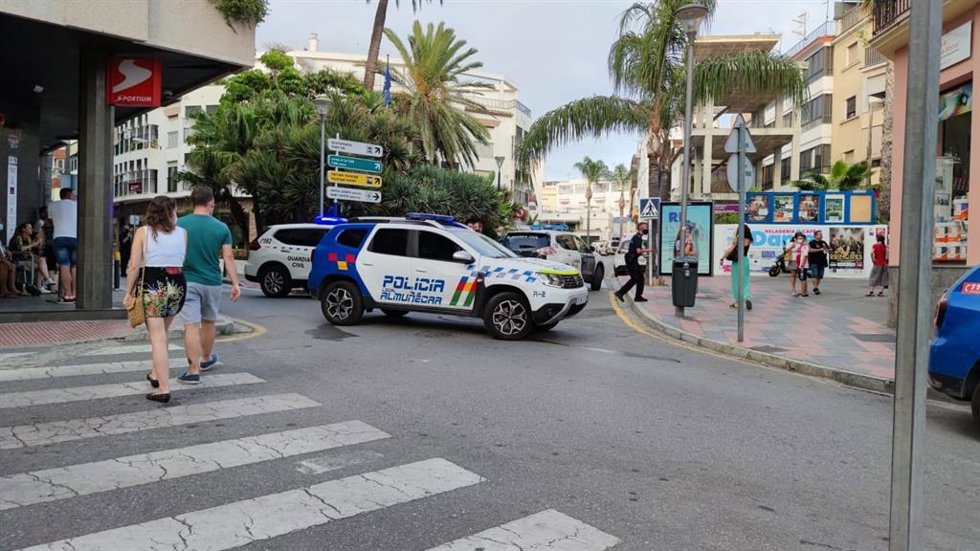 Despliegue de la Policía Local de Almuñécar a cuenta de la agresión
